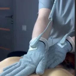 Tak przebiega niesamowicie przyjemna procedura: za pośrednictwem rękawiczek ze srebrnych nici.