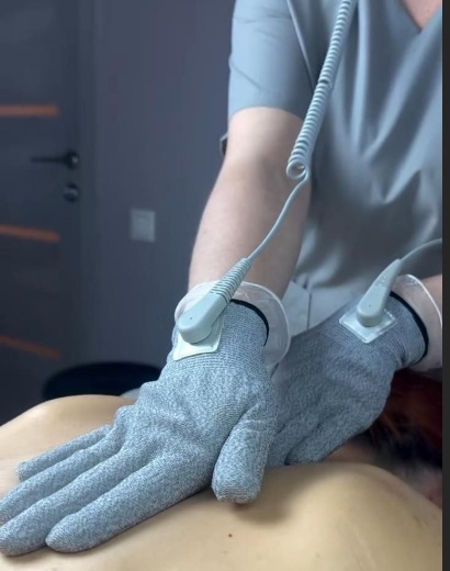 Tak przebiega niesamowicie przyjemna procedura: za pośrednictwem rękawiczek ze srebrnych nici.