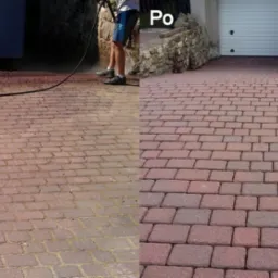 Porównanie kostki brukowej przed i po czyszczeniu wysokociśnieniowym, widoczna różnica w kolorze i czystości, osoba w trakcie pracy z lancą ciśnieniową.