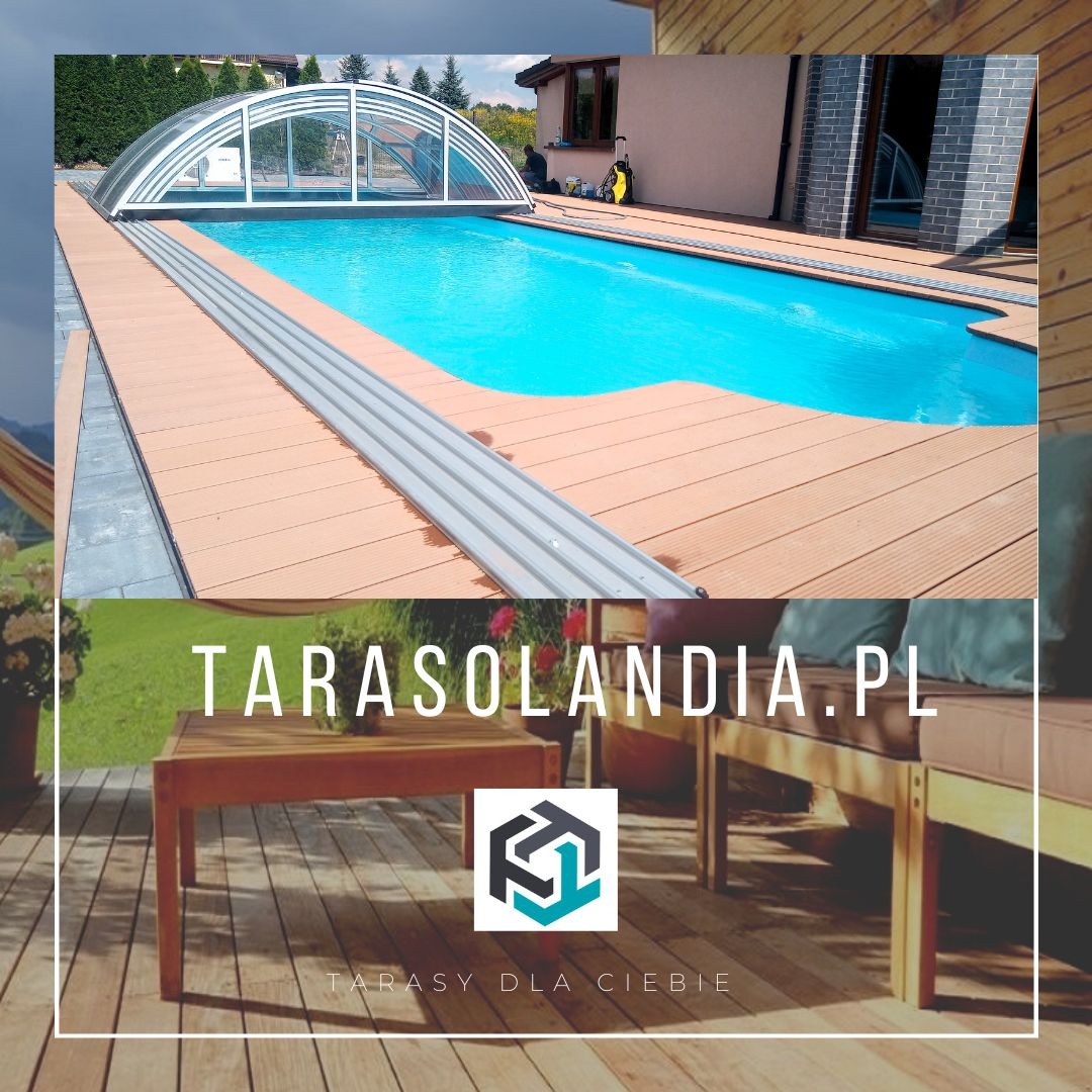 Kompozytowy taras okalający basen z zadaszeniem, widoczny mały stolik i ławka, w tle dom i zieleń.