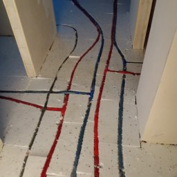 Pierwsza warstwa styropianu akustycznego