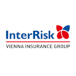 Logo InterRisk VIENNA INSURANCE GROUP z niebieskim napisem InterRisk i czerwonym kwiatem z czterema płatkami powyżej napisu VIENNA INSURANCE GROUP.