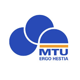 Logo MTU Ergo Hestia na białym tle, składające się z trzech niebieskich okręgów ułożonych w kształt chmury i pomarańczowego paska pod napisem MTU.