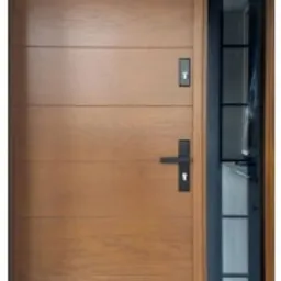Zewnętrzne wejściowe drzwi w kolorze jasnego drewna z bocznym przeszkleniem i górnym naświetlem, nowoczesny design z poziomymi panelami i czarnymi okuciami.