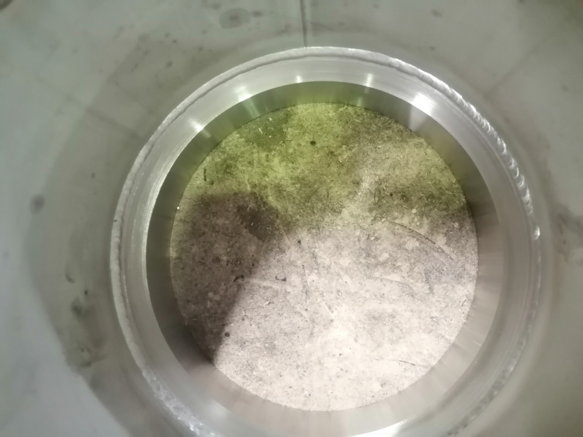 Wnętrze spawanej rury ze stali nierdzewnej, widoczne ślady po procesie obróbki i spawania.