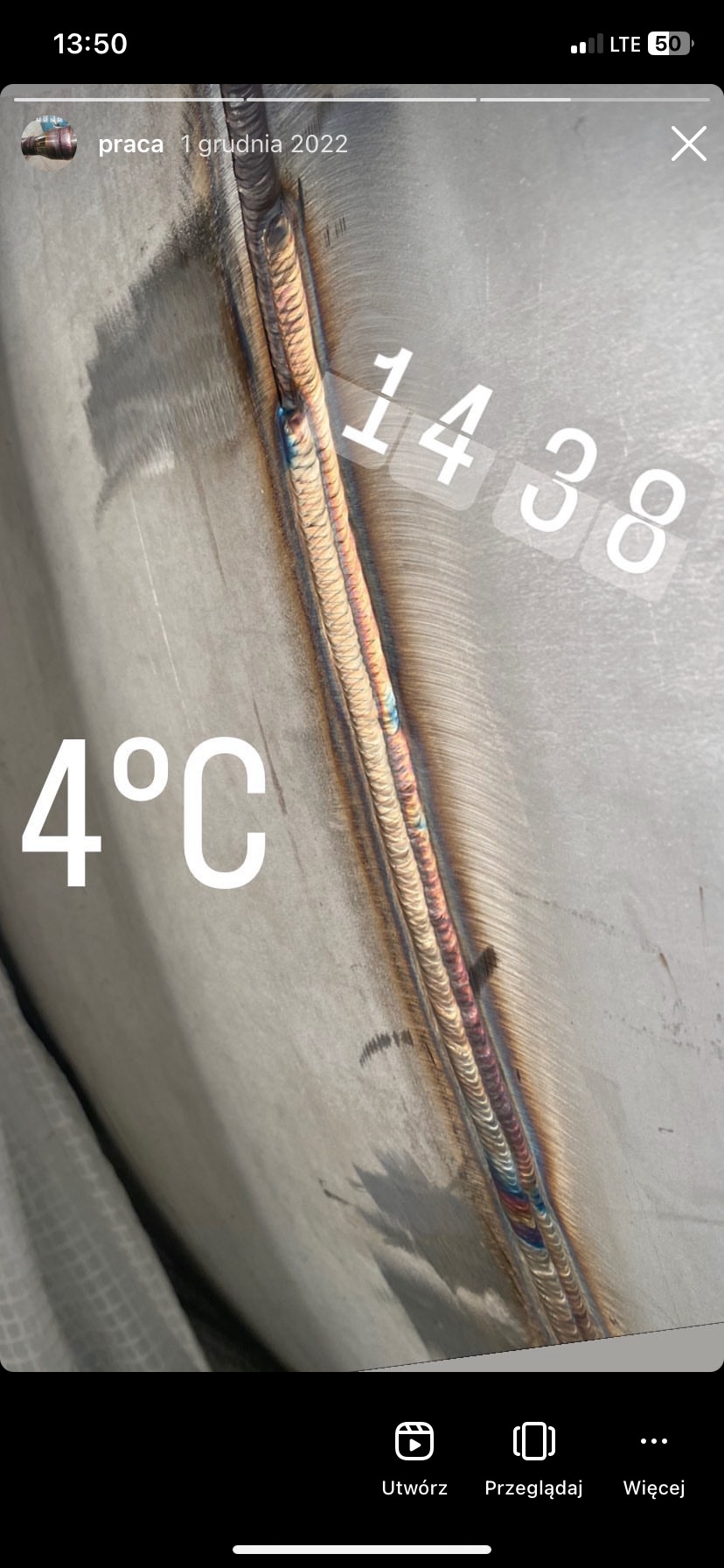 Szlifowany metalowy element po spawaniu, widoczny świeży spaw z charakterystycznymi przebarwieniami termicznymi, z nałożonymi oznaczeniami daty i godziny oraz temperatury otoczenia.