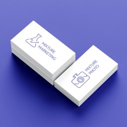 MIXTURE MARKETING SPÓŁKA Z OGRANICZONĄ ODPOWIEDZIALNOŚCIĄ - Dwa stosy białych wizytówek z niebieskimi ikonami i tekstem na niebieskim tle. Jeden stos z ikoną kolby i napisem 'Mixture Marketing', drugi z ikoną aparatu i napisem 'Mixture Photo'.