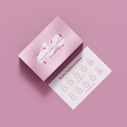 MIXTURE MARKETING SPÓŁKA Z OGRANICZONĄ ODPOWIEDZIALNOŚCIĄ - Różowe pudełko z logo i karta lojalnościowa z ikonami lakierów do paznokci na jednolitym tle.