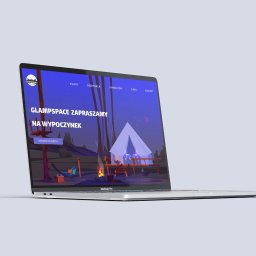 MIXTURE MARKETING SPÓŁKA Z OGRANICZONĄ ODPOWIEDZIALNOŚCIĄ - Laptop MacBook Pro wyświetlający stronę internetową Glampspace z ilustracją kempingu glampingowego z namiotem, ogniskiem i hamakiem na tle nocnego nieba.