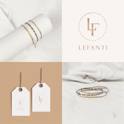 MIXTURE MARKETING SPÓŁKA Z OGRANICZONĄ ODPOWIEDZIALNOŚCIĄ - Kompozycja z logo firmy Lefanti, etykietami i bransoletkami z koralikami w stylu kodu Morse'a, ułożonymi na białym tle.