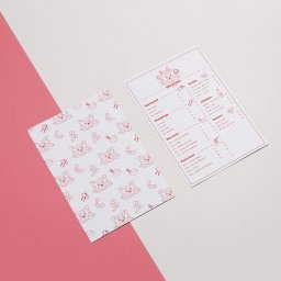 MIXTURE MARKETING SPÓŁKA Z OGRANICZONĄ ODPOWIEDZIALNOŚCIĄ - Dwa białe arkusze papieru leżą na białym i różowym tle; jeden arkusz z czerwonym wzorem pandy, drugi z menu restauracji Red Panda.