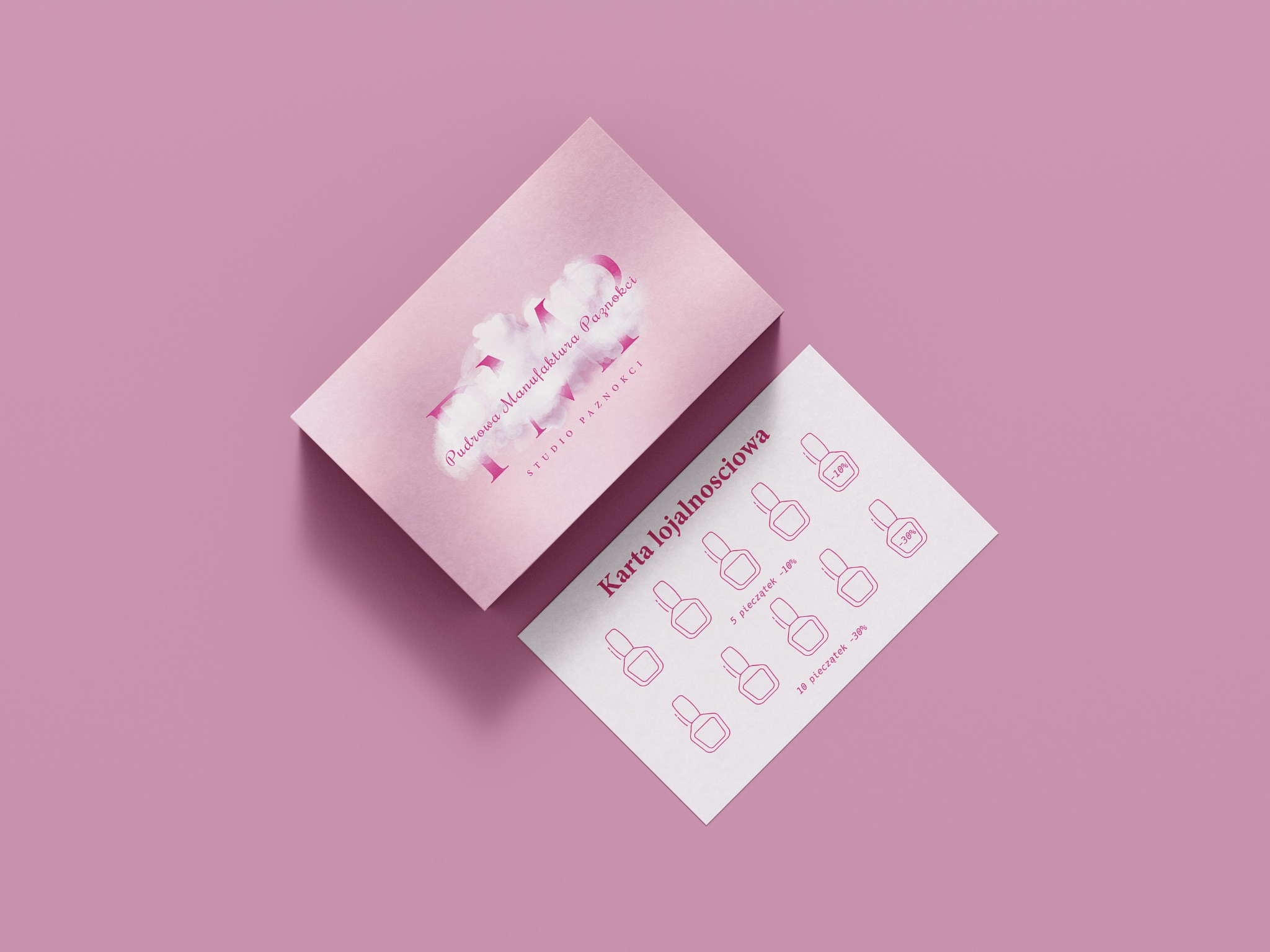 Różowe pudełko z logo i karta lojalnościowa z ikonami lakierów do paznokci na jednolitym tle.