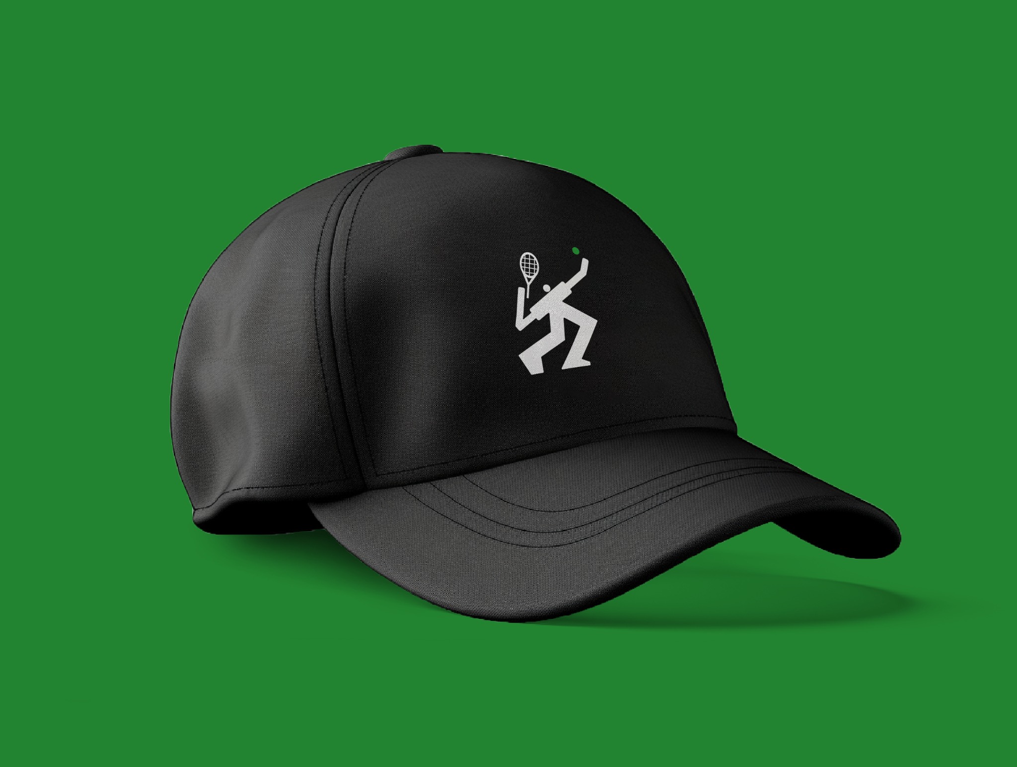 Czarna czapka z daszkiem z białym graficznym logo tenisisty na zielonym tle.