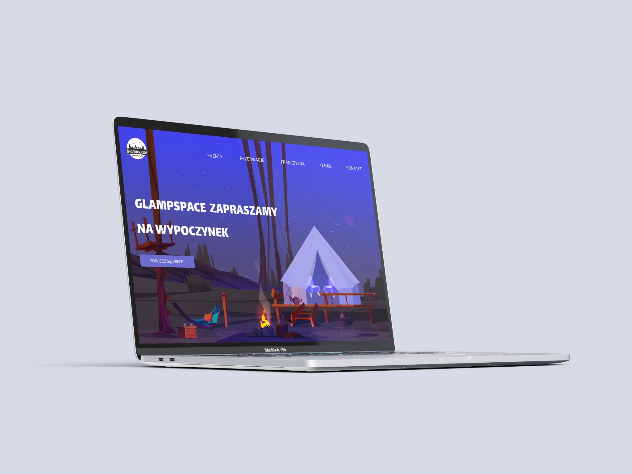 Laptop MacBook Pro wyświetlający stronę internetową Glampspace z ilustracją kempingu glampingowego z namiotem, ogniskiem i hamakiem na tle nocnego nieba.