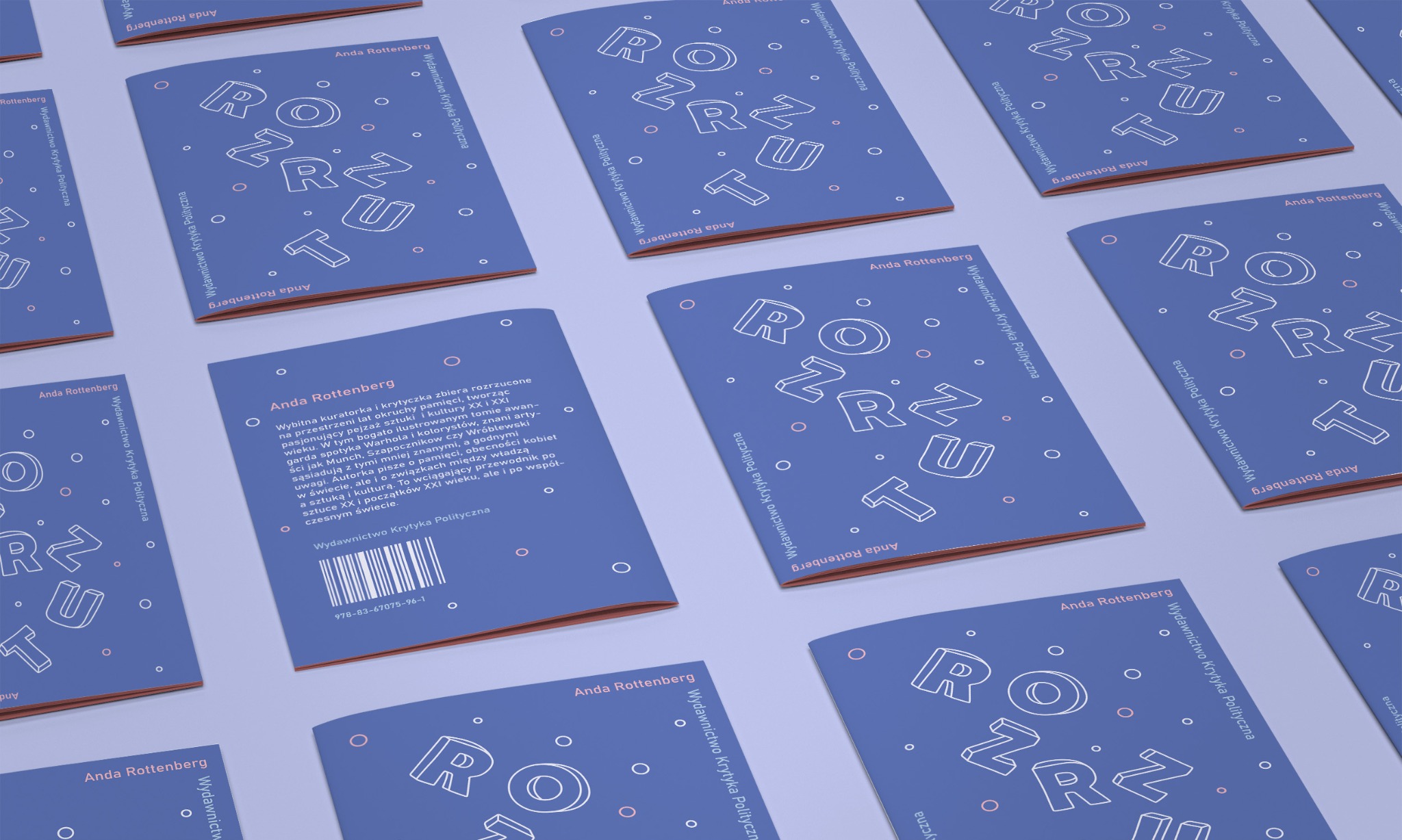 Kreatywne ujęcie okładek książek 'Rozrzut' autorstwa Andy Rottenberg, z bliska, na niebieskim tle z białymi napisami i różowymi detalami, wykonane w Rzeszowie.