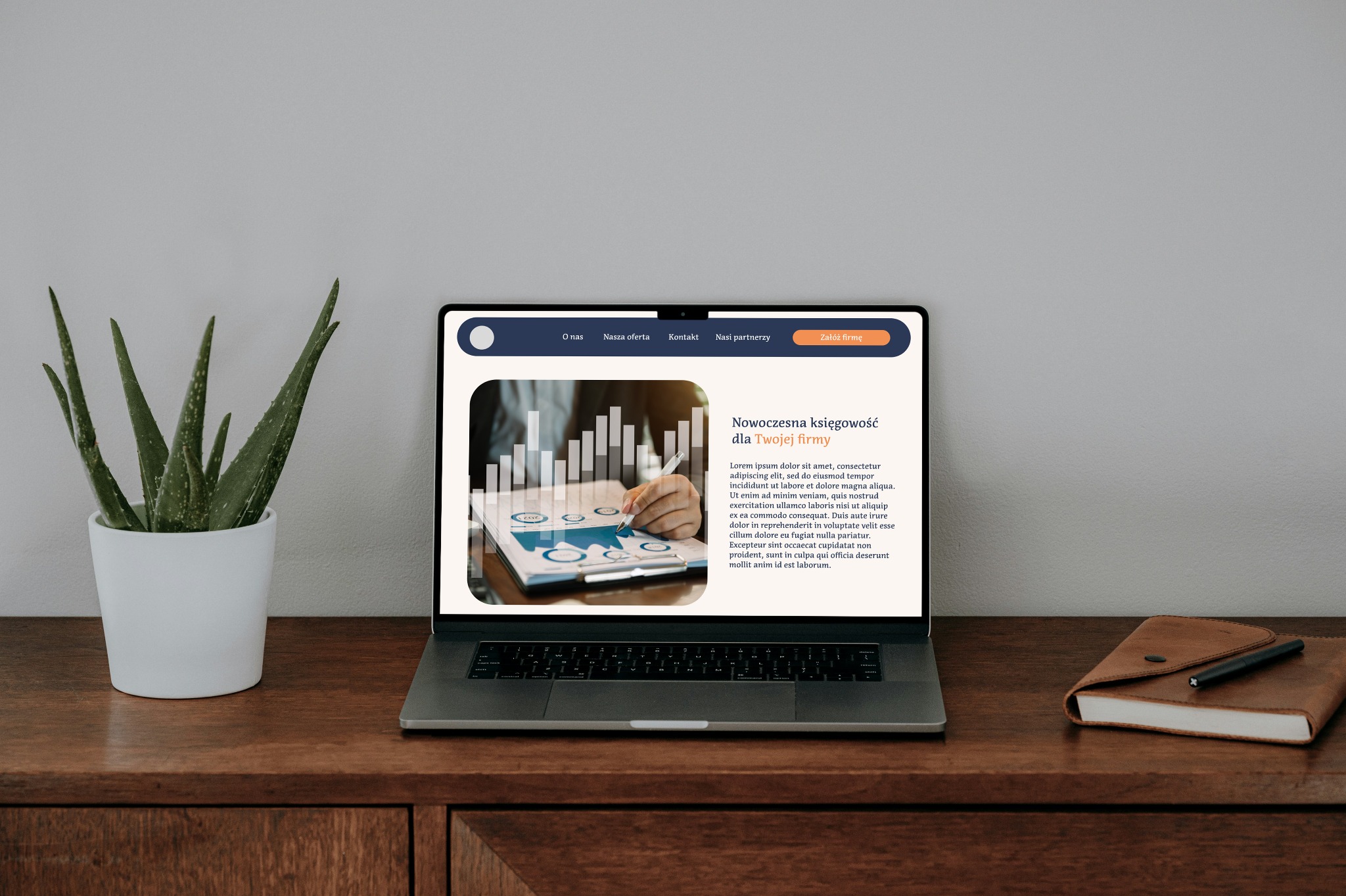 Laptop wyświetlający stronę internetową z grafiką przedstawiającą analizę finansową, obok roślina w białej doniczce i skórzany notatnik z długopisem na drewnianym biurku.