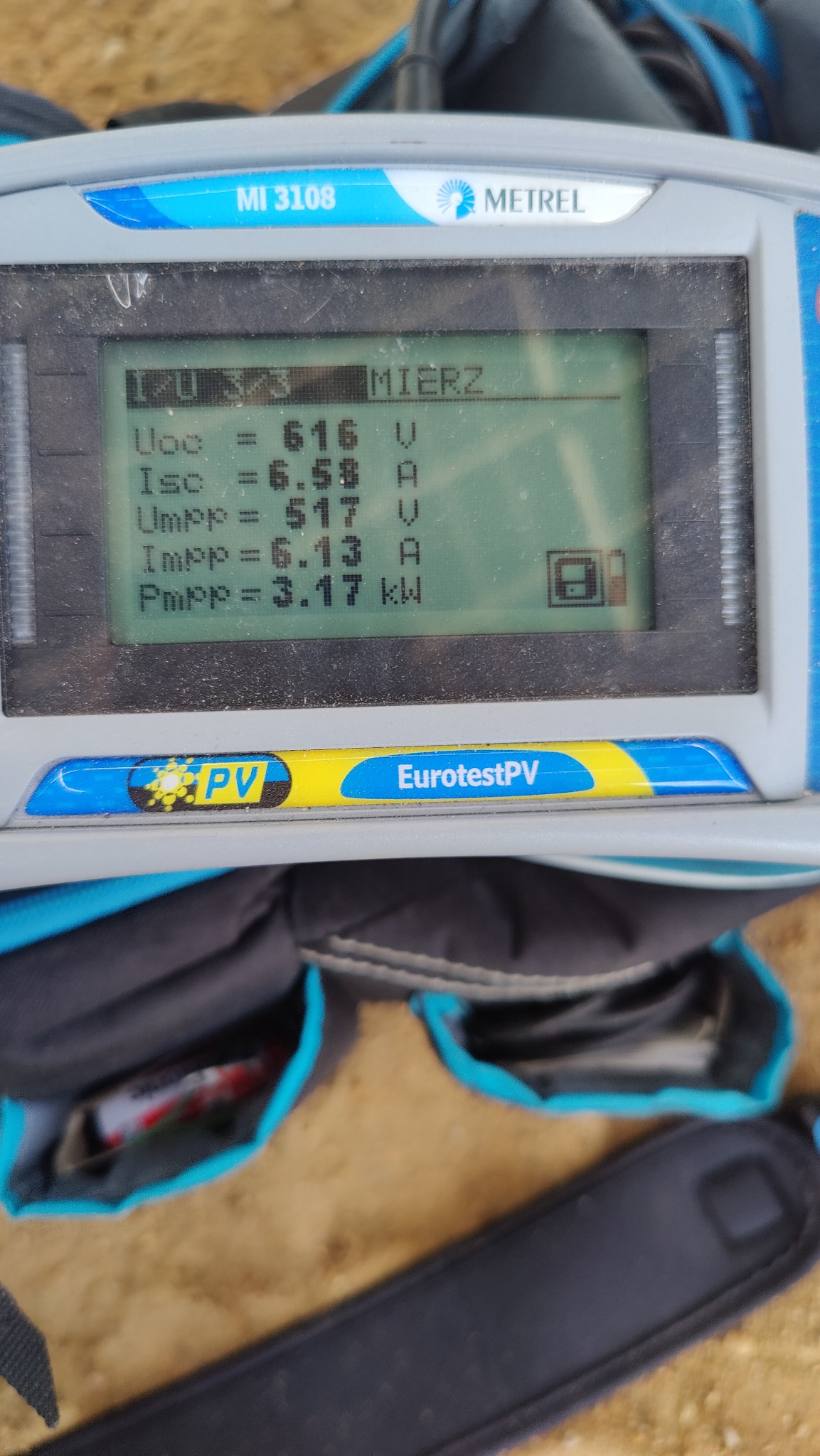 Miernik EurotestPV MI 3108 z ekranem wyświetlającym parametry elektryczne instalacji, w tym napięcie obwodu otwartego (Uoc), prąd zwarciowy (Isc), napięcie przy maksymalnej mocy (Umpp) i prąd przy...