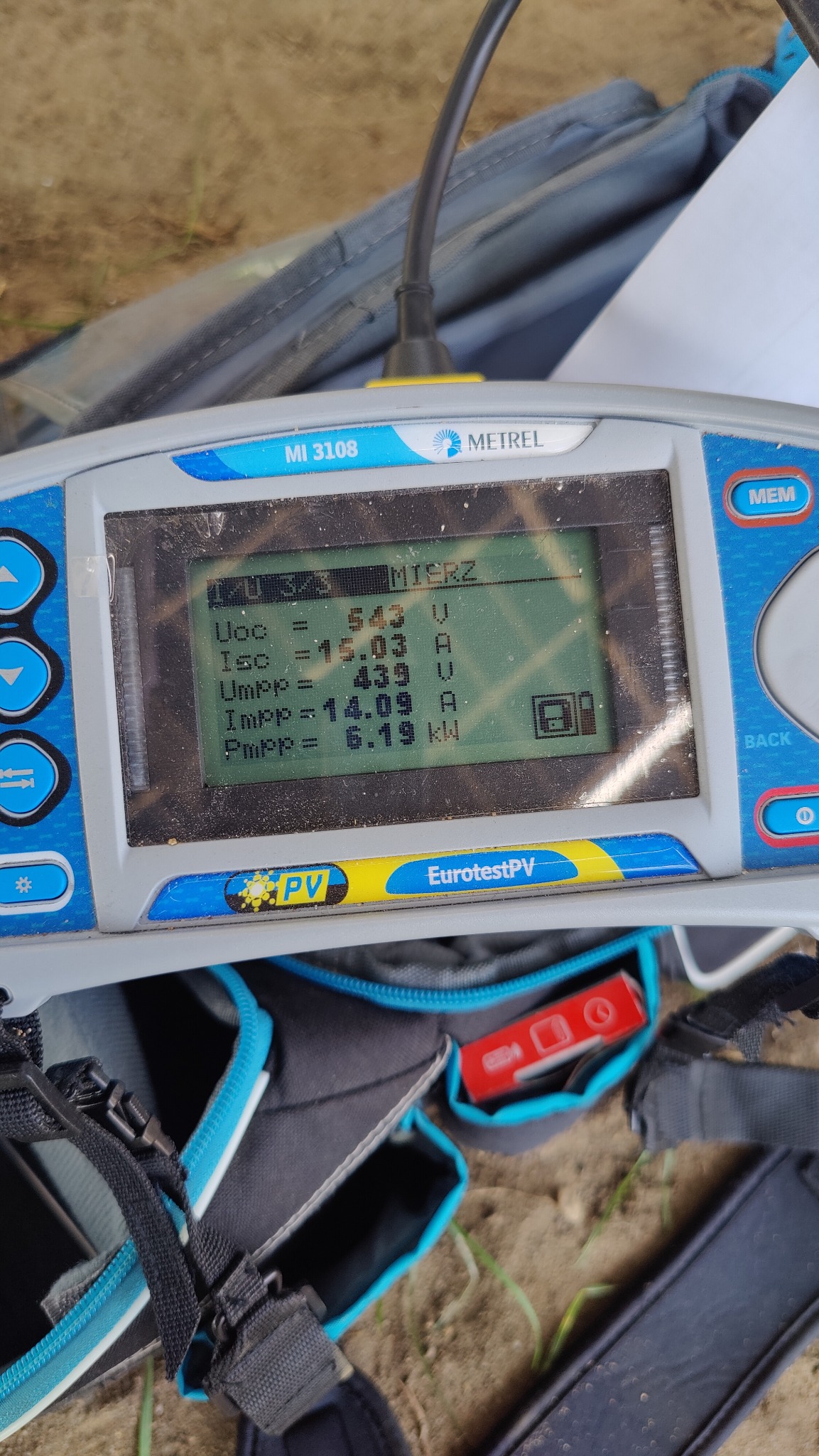 Miernik Metrel MI 3108 EurotestPV wyświetlający parametry instalacji fotowoltaicznej: napięcie obwodu otwartego (Uoc), prąd zwarcia (Isc), napięcie w punkcie mocy maksymalnej (Umpp), prąd w punkcie...