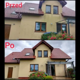 Porównanie elewacji domu przed i po czyszczeniu, widoczne różnice w kolorze i czystości powierzchni.