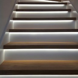 Oświetlenie liniowe schodów, regulowane natężenie światła