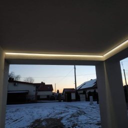 Oświetlenie liniowe zewnętrzne wejścia do domu