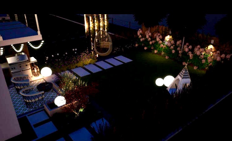 Nocny widok ogrodu z oświetleniem dekoracyjnym, wiszącym fotelem, grillem i namiotem tipi, oświetlonymi ścieżkami i kwiatami.