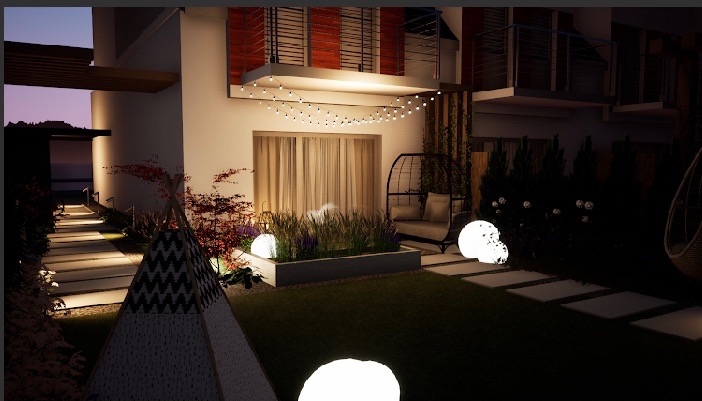 Oświetlony ogród przydomowy z dekoracyjnymi kulami świetlnymi, ścieżką z płyt i wigwamem dla dzieci, widok na dwupiętrowy dom z balkonem i wiszącymi lampkami.