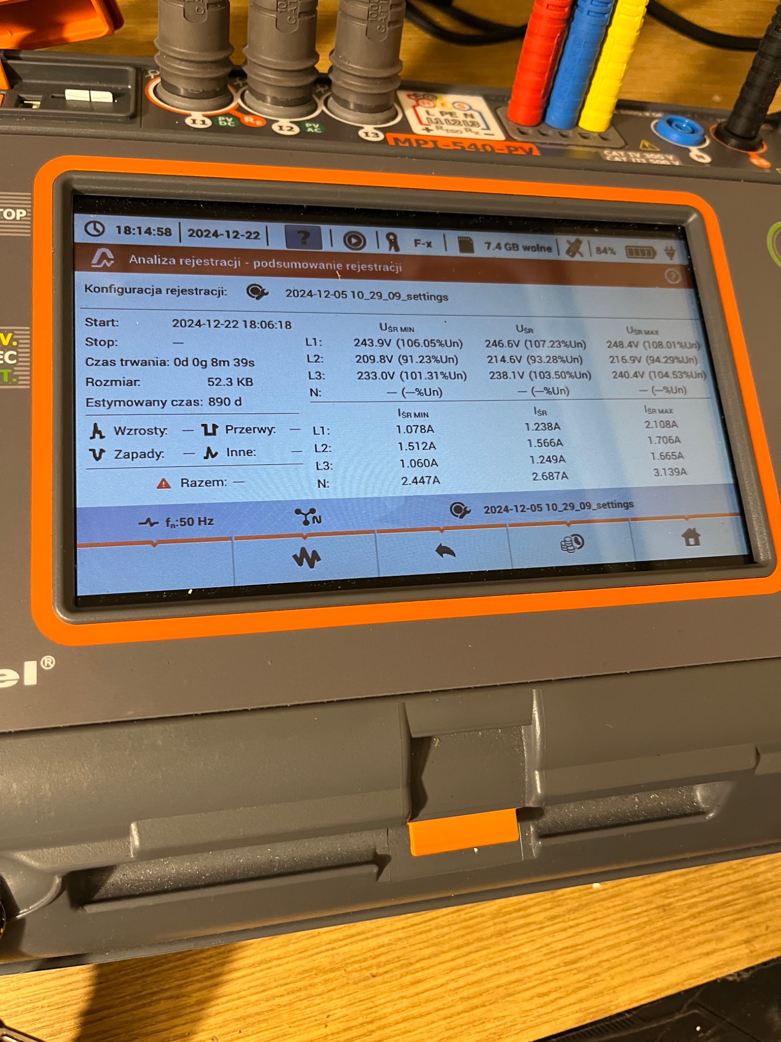 Miernik elektryczny MPI-540-PV wyświetlający analizę rejestracji napięcia i prądu w trzech fazach (L1, L2, L3) oraz przewodzie neutralnym (N). Widoczne wartości minimalne, średnie i maksymalne...