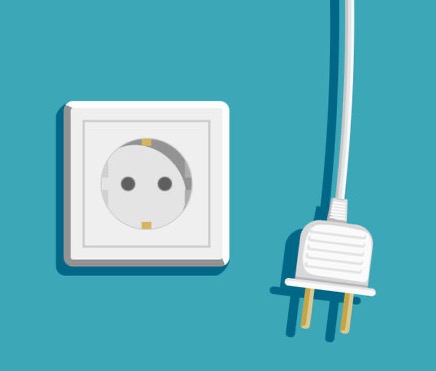 Schematyczne przedstawienie białego gniazdka elektrycznego z wtyczką na turkusowym tle.