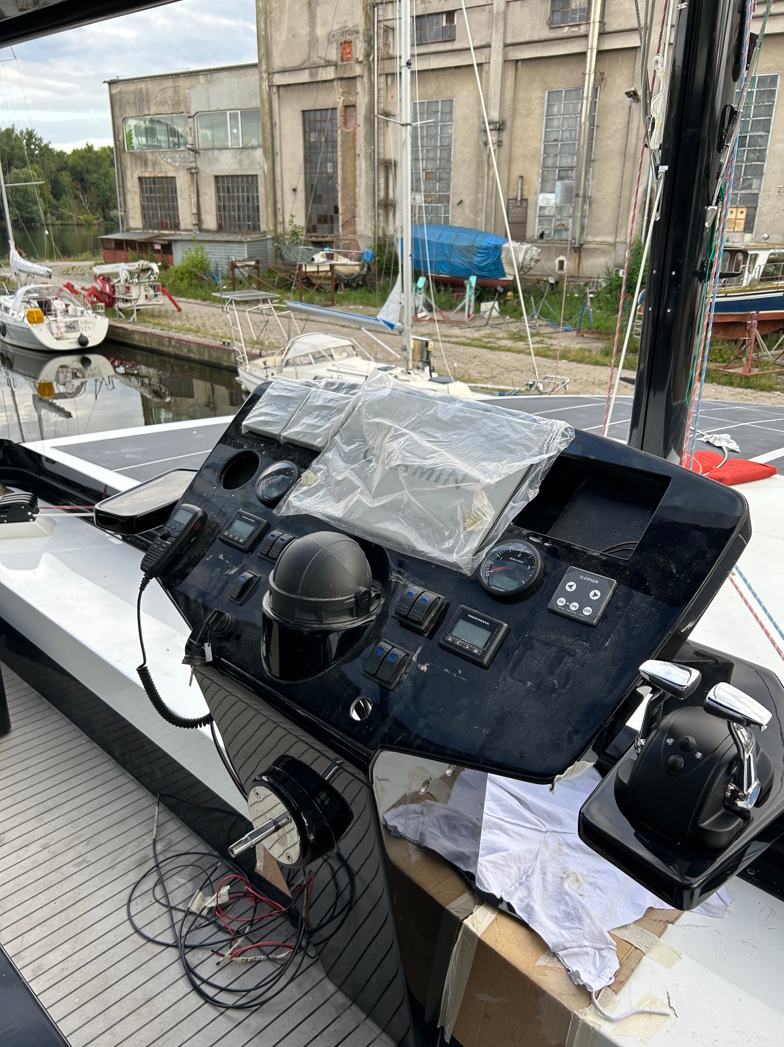 Uruchomienie sterowania windą kotwiczną z kilku miejsc + radiowo na jednostce pływającej typu katamaran.