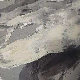 Quality House - Niedokończona ściana z nierównomiernie nałożoną, biało-szarą warstwą masy szpachlowej, widoczne fragmenty surowej powierzchni.