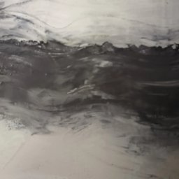 Quality House - Niedokończona, szpachlowana ściana z widocznymi smugami i nierównościami w odcieniach szarości i bieli, ukazująca etap przygotowania powierzchni pod malowanie.