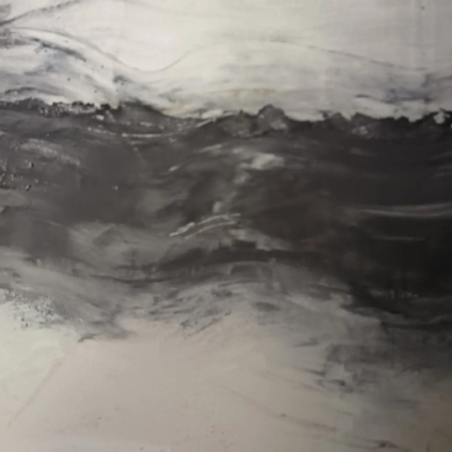 Niedokończona, szpachlowana ściana z widocznymi smugami i nierównościami w odcieniach szarości i bieli, ukazująca etap przygotowania powierzchni pod malowanie.