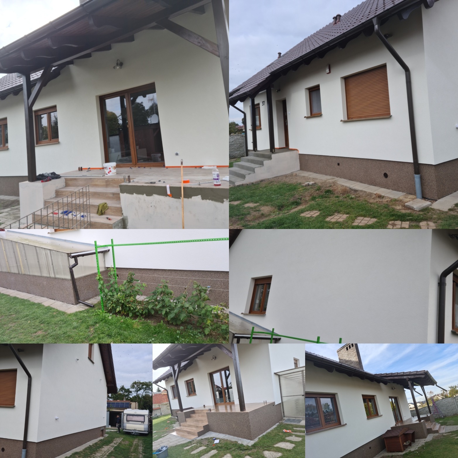 Wykończona elewacja domu jednorodzinnego, z widocznym fragmentem tarasu w trakcie układania płytek, jasna elewacja, brązowe okna i orynnowanie.