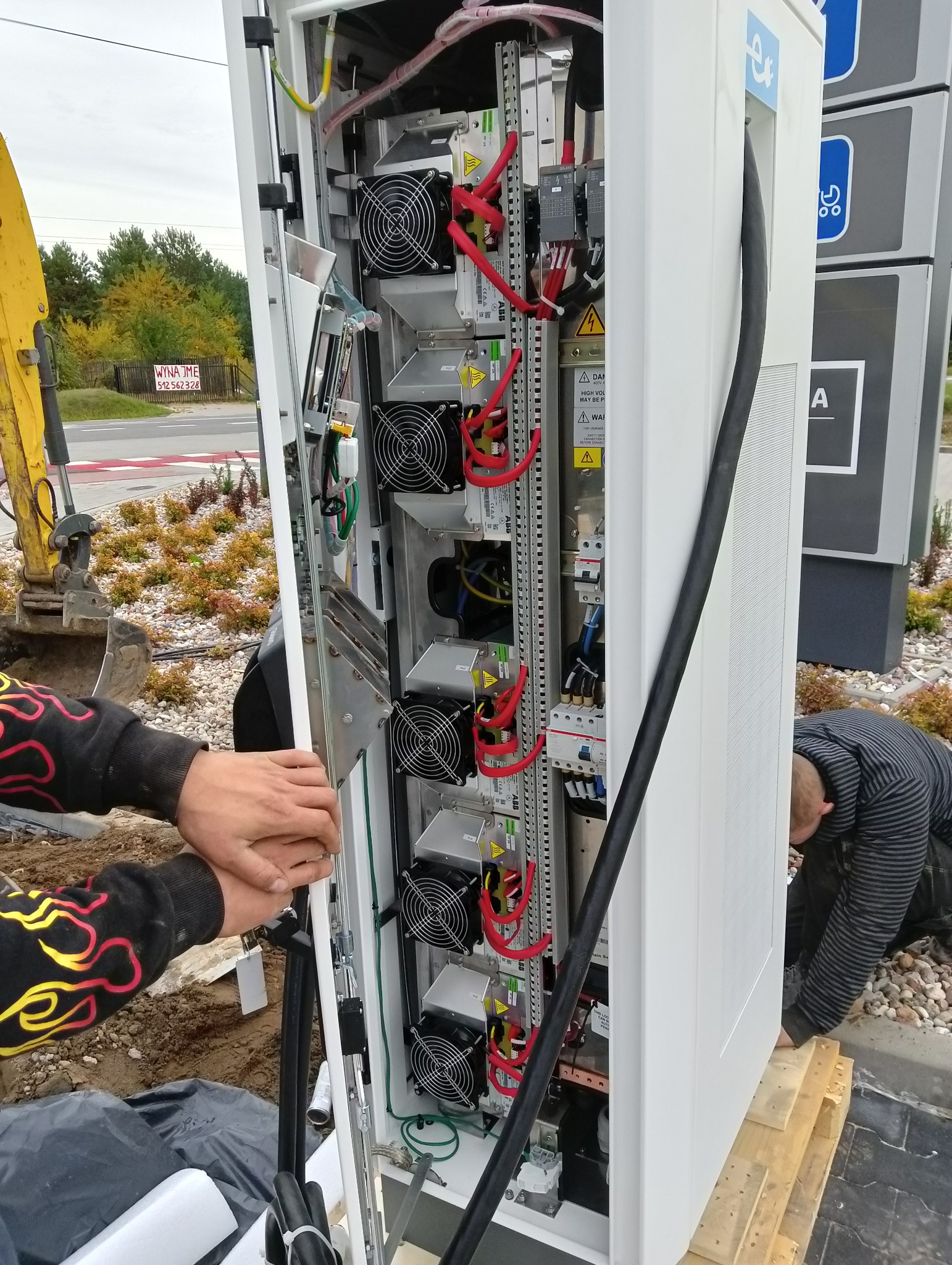 Montaż ładowarek samochodowych.