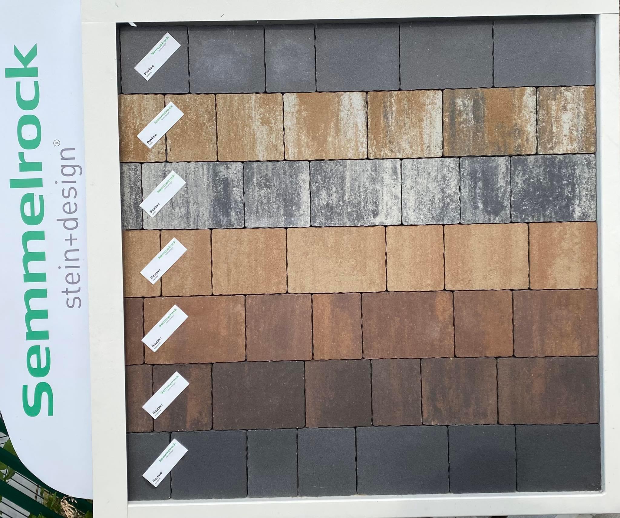 Ekspozycja kostki brukowej Semmelrock Pavimo w różnych odcieniach szarości, brązu i beżu, prezentowana na stoisku z logo producenta.