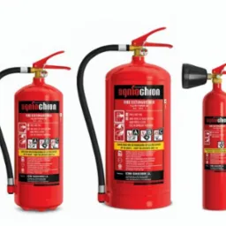 Różne rozmiary i typy czerwonych gaśnic z czarnymi wężami i dyszami, prezentowane na białym tle.