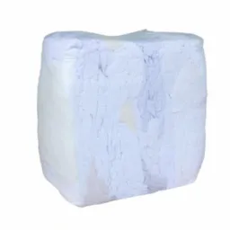 Duża, sprasowana kostka białych, bawełnianych szmatek do czyszczenia, owinięta przezroczystą folią.