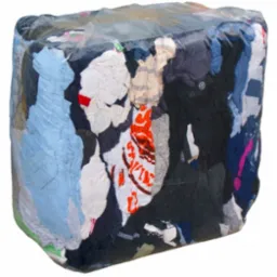 Sześcian sprasowanej odzieży, owinięty przezroczystą folią, ukazujący różnorodność faktur i kolorów tkanin.