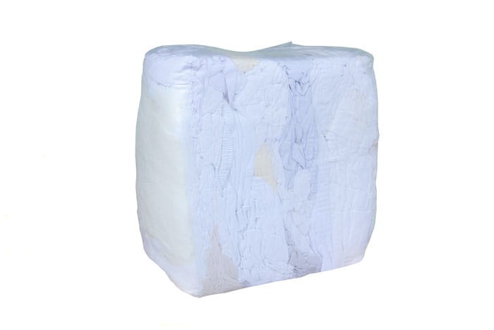 Duża, sprasowana kostka białych, bawełnianych szmatek do czyszczenia, owinięta przezroczystą folią.