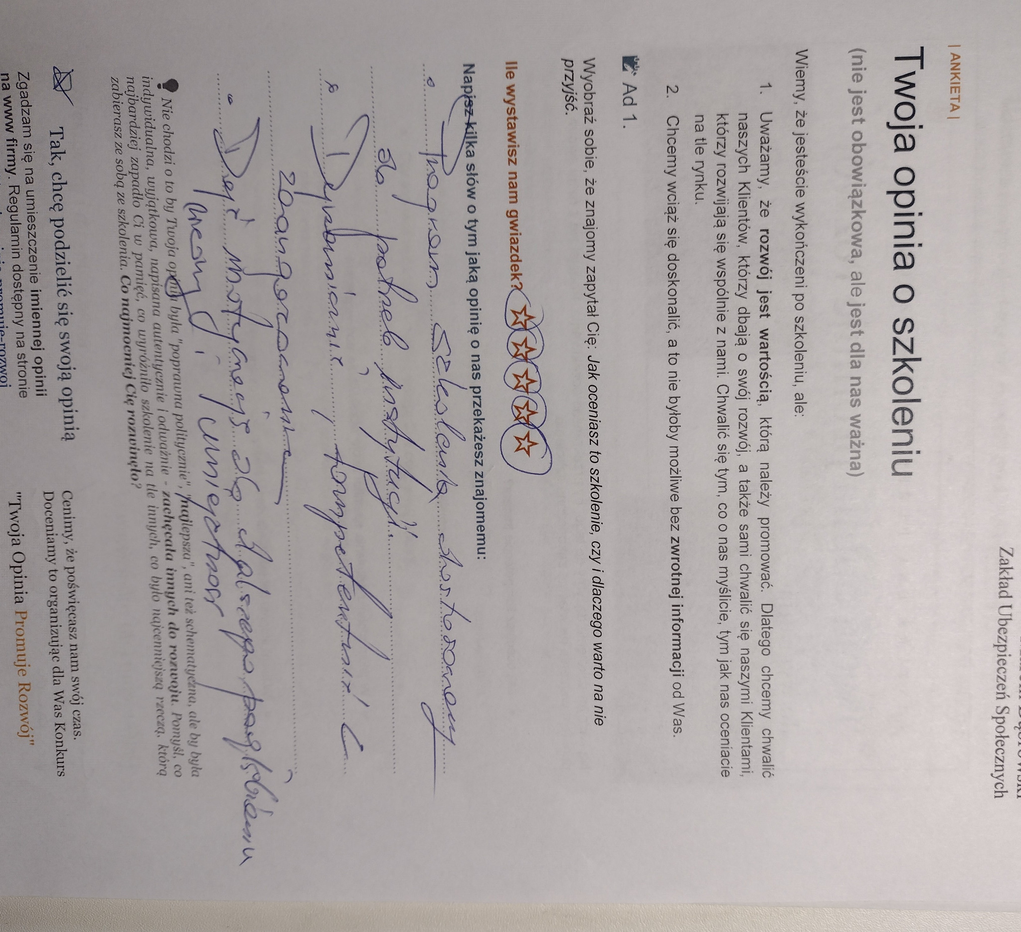 Wypełniona ankieta oceny szkolenia z trzema gwiazdkami, odręcznie napisana opinia o programie szkoleniowym i kompetentnych instruktorach.