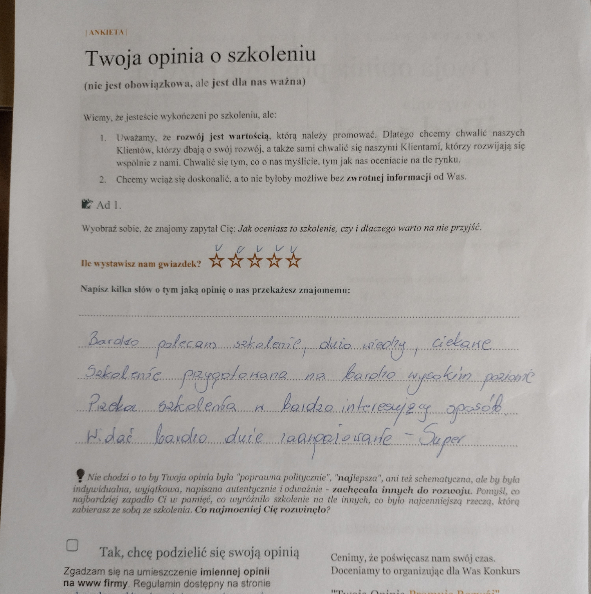 Wypełniony formularz ankiety oceniającej szkolenie z pięcioma gwiazdkami i odręcznymi pozytywnymi opiniami o szkoleniu.