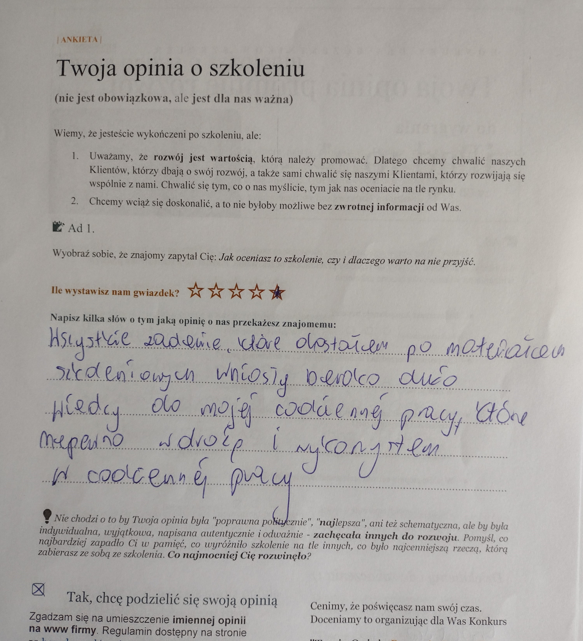 Wypełniona ankieta z opinią o szkoleniu, ręcznie napisana recenzja z oceną na cztery gwiazdki.