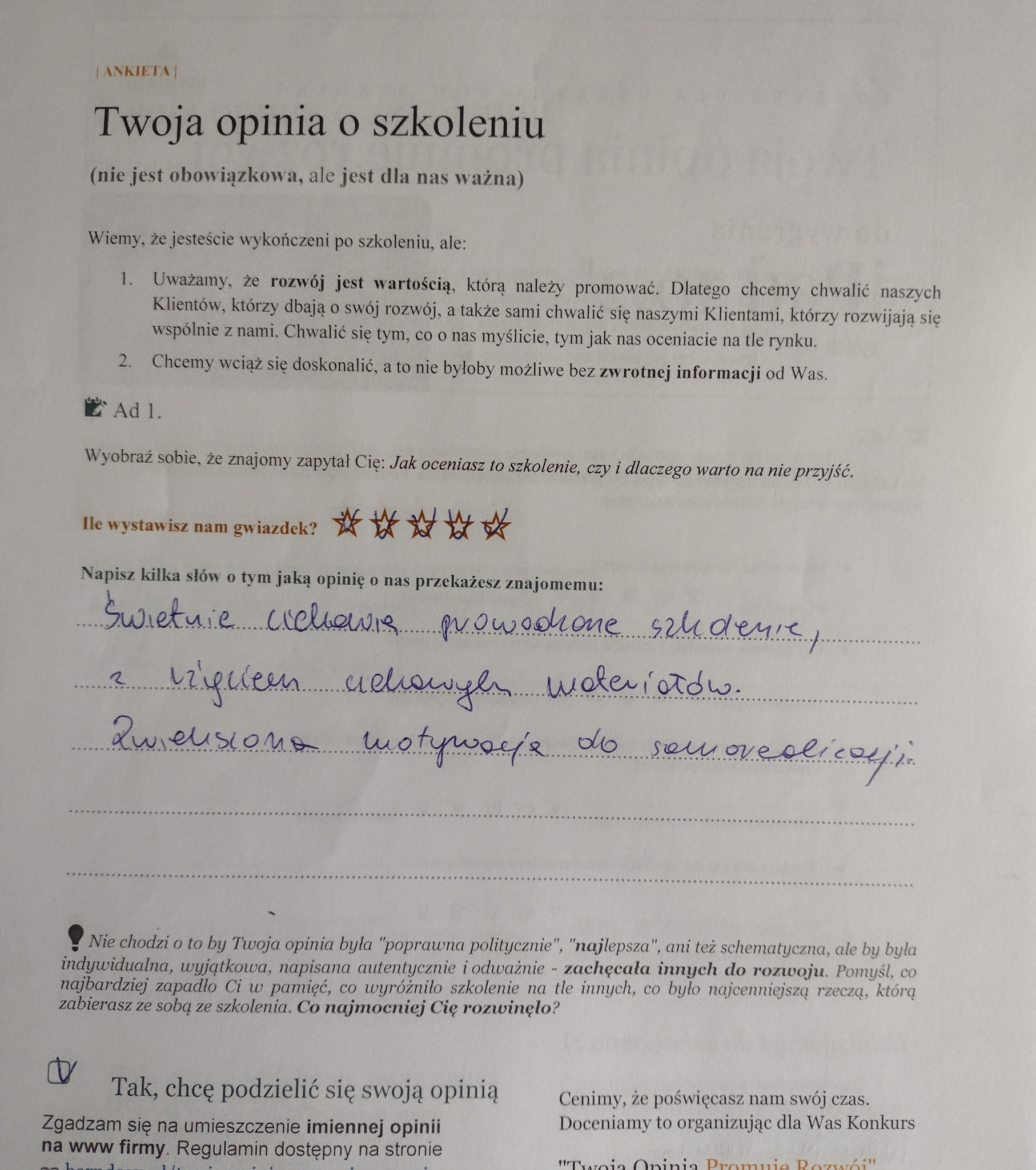 Wypełniona ankieta z opinią o szkoleniu, zawierająca pięć gwiazdek i odręczne pozytywne komentarze dotyczące przebiegu i materiałów szkoleniowych oraz motywacji do samorozwoju.