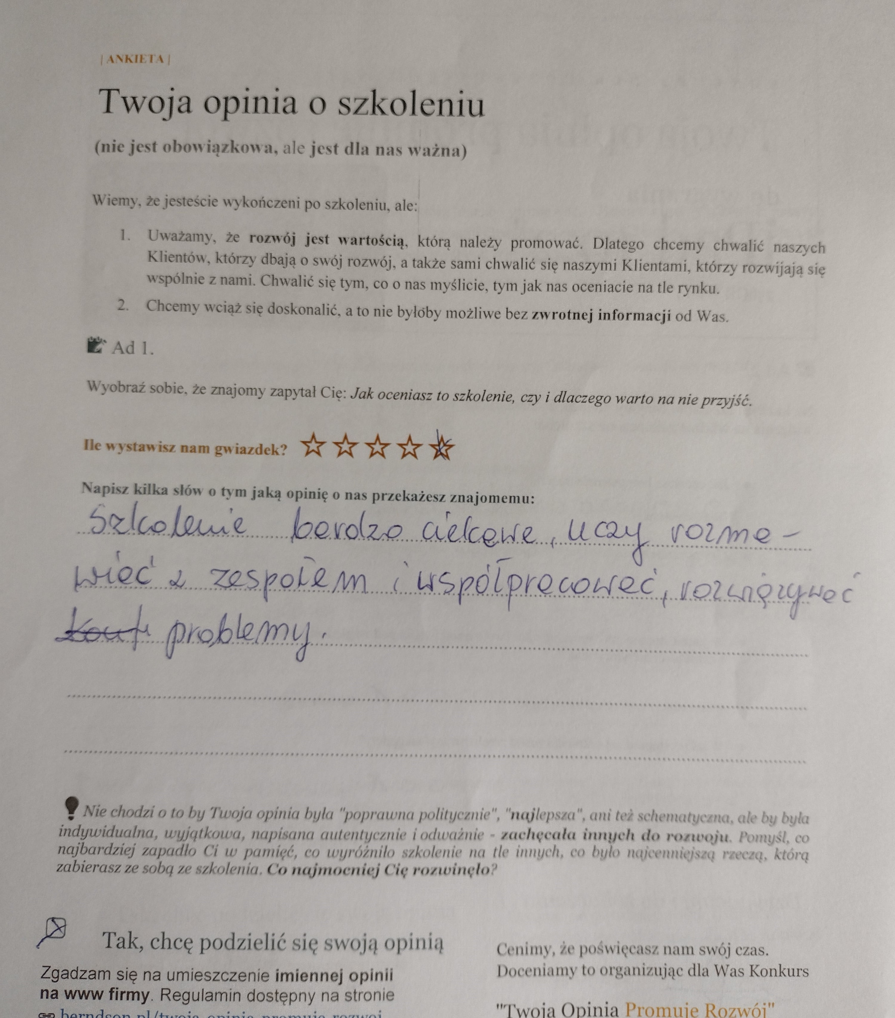 Wypełniona ankieta z opinią o szkoleniu, zawierająca ocenę w postaci pięciu gwiazdek i odręcznie napisaną recenzję wskazującą na ciekawość szkolenia, naukę rozmowy z zespołem i rozwiązywanie...