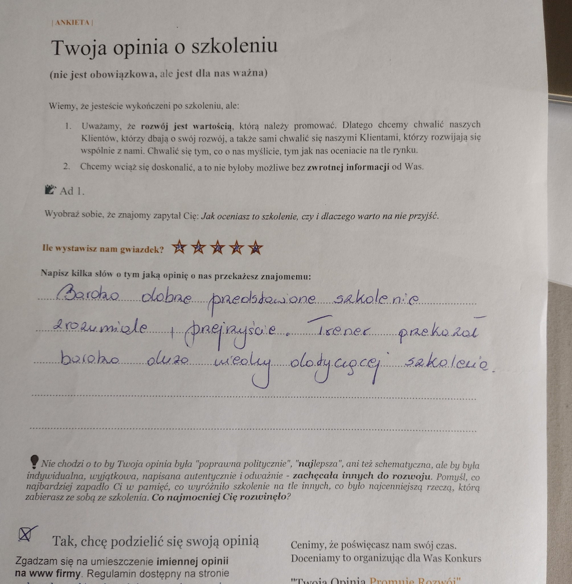 Wypełniona ankieta oceny szkolenia z odręcznym komentarzem uczestnika, ocena pięciogwiazdkowa.
