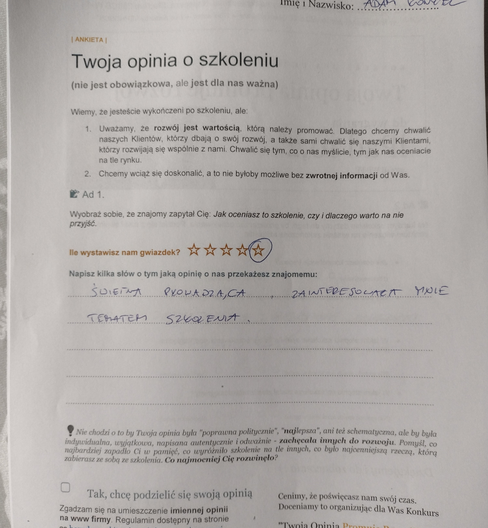 Wypełniona ankieta oceny szkolenia z zaznaczoną jedną gwiazdką i odręcznymi opiniami: świetna, prowadząca, zainteresowała mnie, tematem szkolenia.