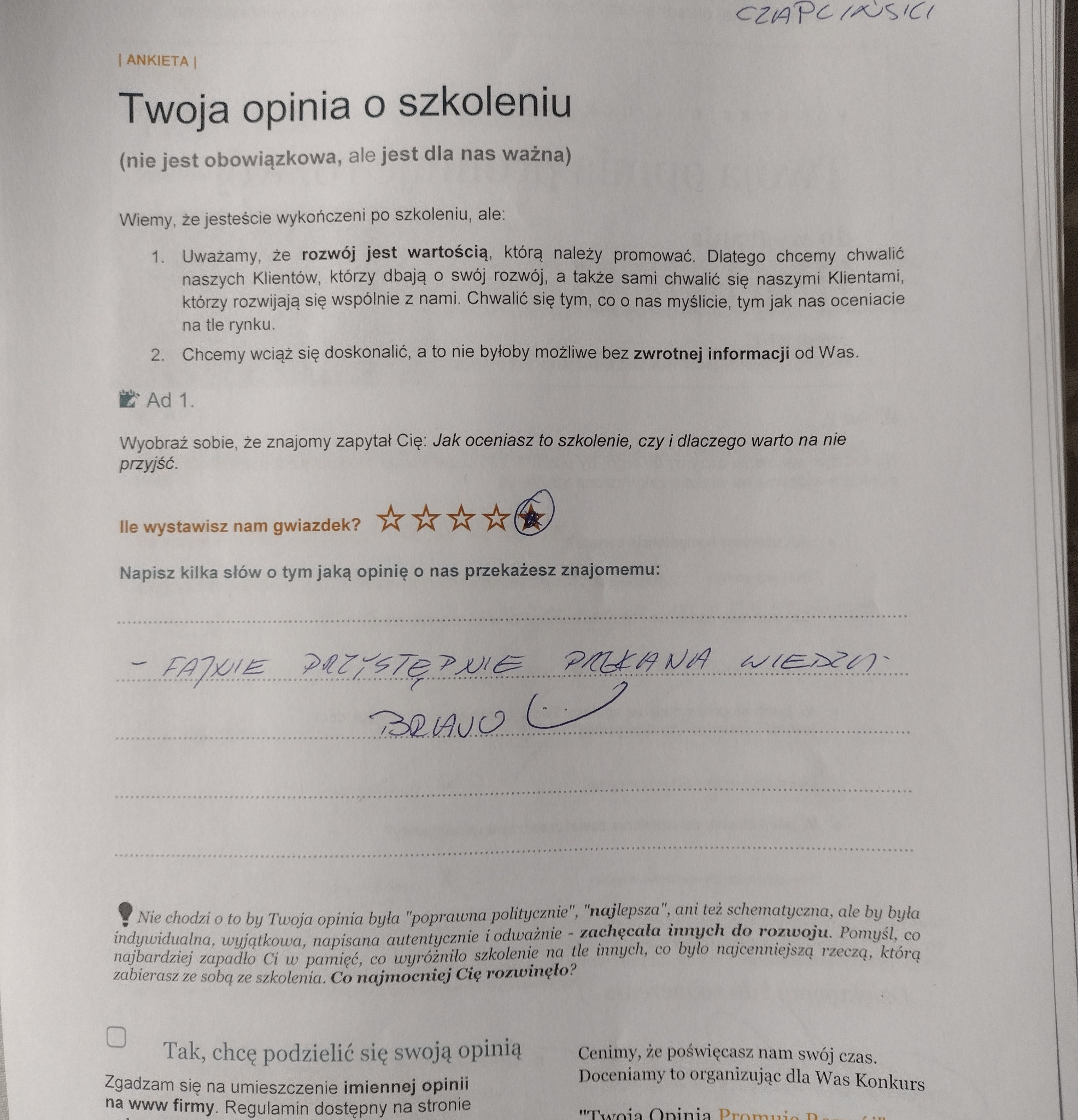 Wypełniona ankieta oceny szkolenia z odręcznymi pozytywnymi opiniami: Fajnie, Przystępnie, Przekazana wiedza, Bravo. Pięć gwiazdek zaznaczonych na ankiecie.