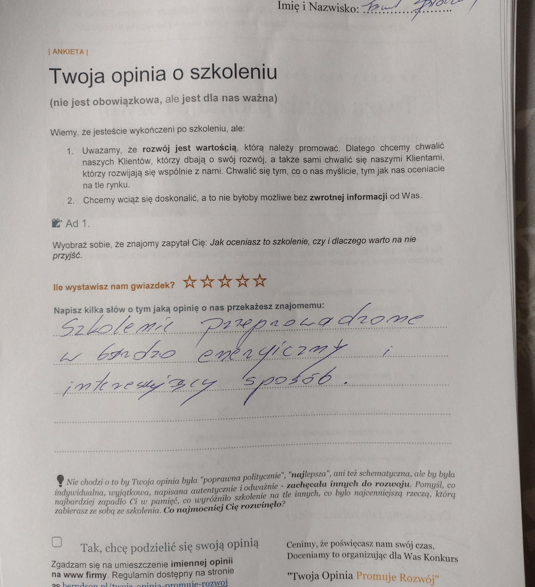 Wypełniona ankieta z opinią o szkoleniu, zawierająca ocenę w postaci gwiazdek i odręcznie napisaną recenzję. Widoczne fragmenty tekstu: 'Szkolenie przeprowadzone w bardzo energiczny i interesujący...