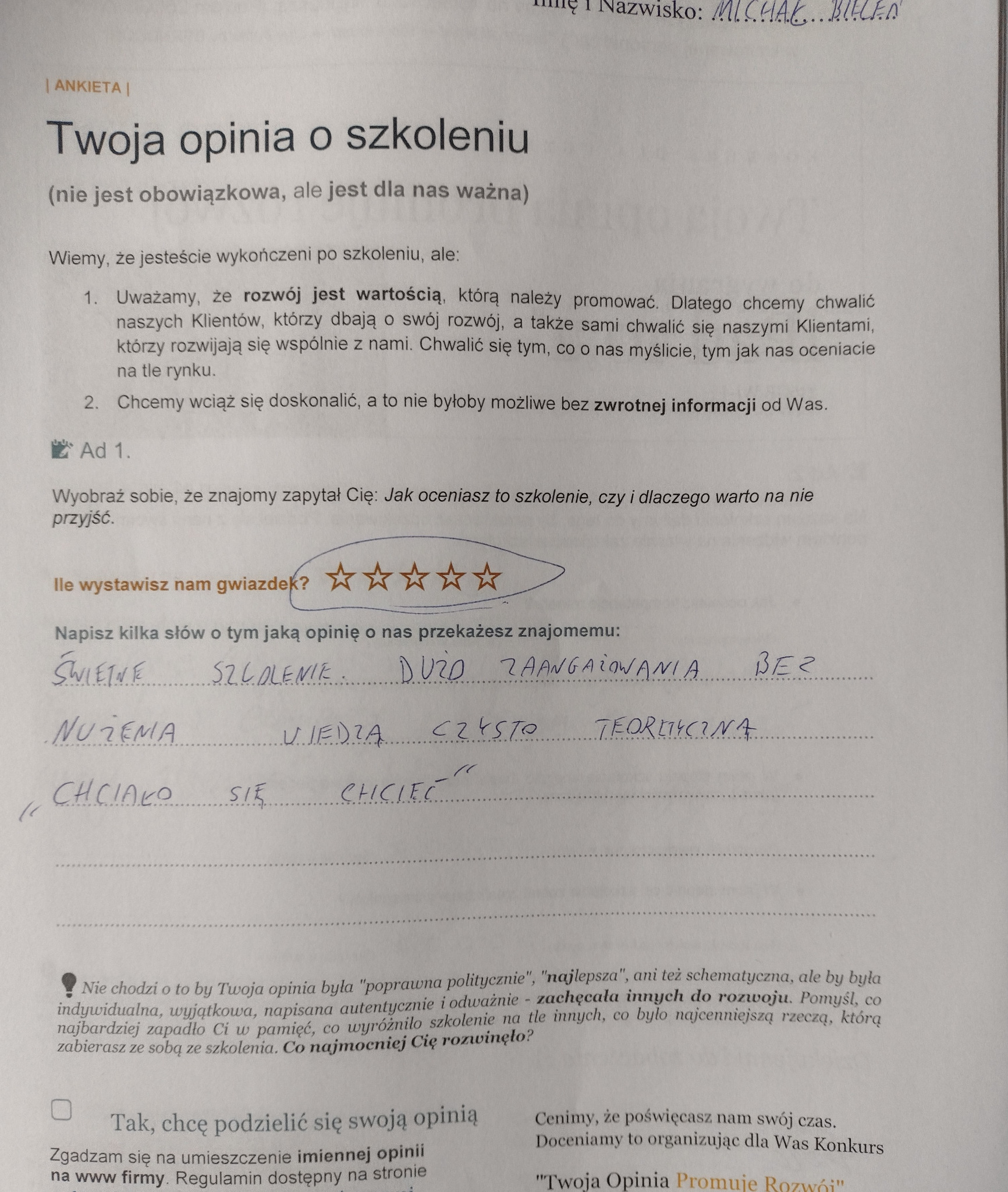 Wypełniona ankieta oceny szkolenia z czterema gwiazdkami i odręcznymi opiniami uczestnika, zawierająca słowa kluczowe takie jak: świetne, szkolenie, dużo zaangażowania, nudna wiedza, czysto...